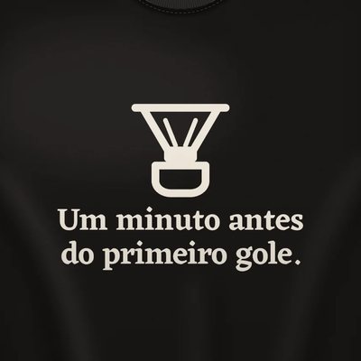 Camiseta com a arte Um minuto antes do primeiro gole
